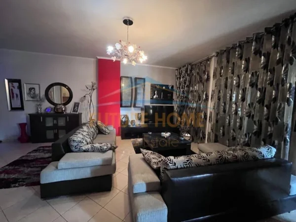 Tirane, jepet me qera apartament 2+1 Kati 4, 90 m² 700 € (Rruga e Barrikades)