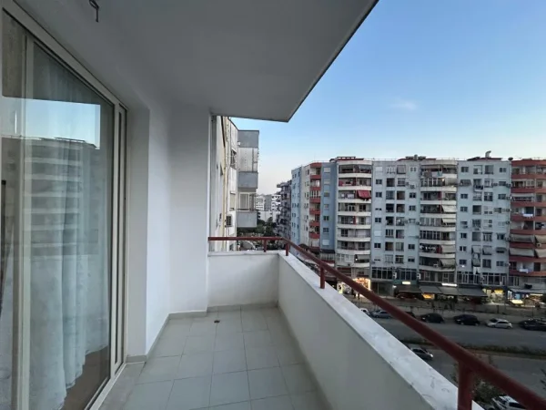 Tirane, jepet me qera apartament 2+1+Ballkon Kati 7, 115 m² 550 € (Spiro floqi)