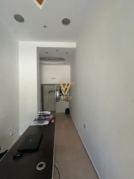 Tirane, jepet me qera zyre Kati 0, 21 m² 400 € (RRUGA E KAVAJES)
