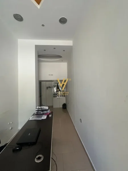 Tirane, jepet me qera zyre Kati 0, 21 m² 400 € (RRUGA E KAVAJES)