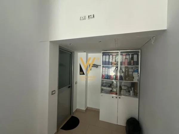 Tirane, jepet me qera zyre Kati 0, 21 m² 400 € (RRUGA E KAVAJES)