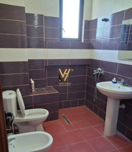 Tirane, jepet me qera apartament 2+1+Ballkon Kati 2, 120 m² 450 € (SHKOLLA E BASHKUAR)