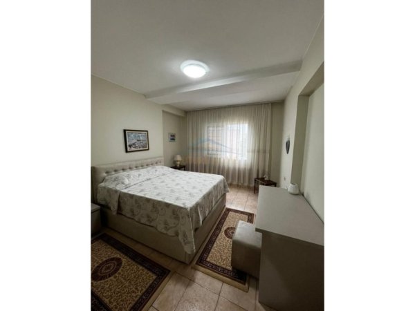 Tirane, jepet me qera apartament 2+1 Kati 4, 106 m² 800 € (pranë Gjimnazit Petro Nini)