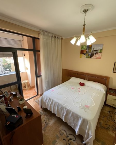 Tirane, jepet me qera apartament 1+1 Kati 2, 65 m² 600 € (rruga bardhyl)