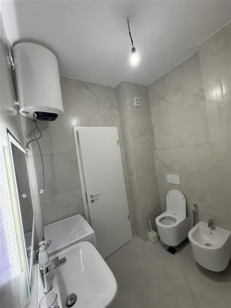 Tirane, jepet me qera apartament 1+1 Kati 7, 68 m² 500 € (Kadiu Mangalem Ali Dem)