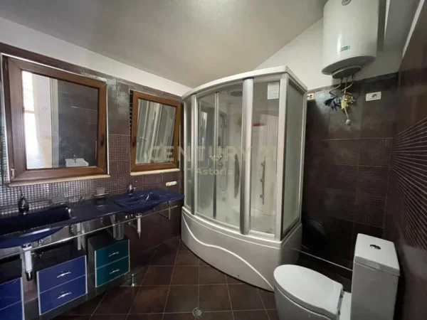 Tirane, jepet me qera Vile 3 Katshe Kati 3, 307 m² 2.000 € (Kodra e Diellit 1)