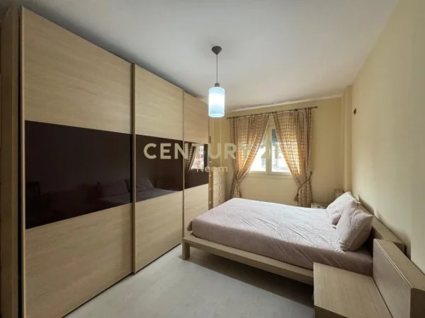 Tirane, jepet me qera apartament 2+1 Kati 5, 99 m² 850 € (Komuna Parisit)
