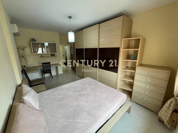 Tirane, jepet me qera apartament 2+1 Kati 5, 99 m² 850 € (Komuna Parisit)