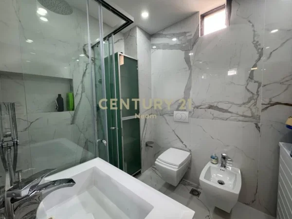 Tirane, jepet me qera apartament 2+1 Kati 5, 99 m² 850 € (Komuna Parisit)