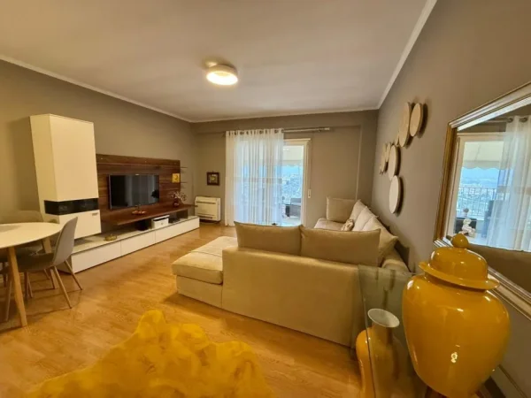 Tirane, jepet me qera apartament 1+1+Ballkon Kati 4, 67 m² 600 € (Kopshti Botanik)