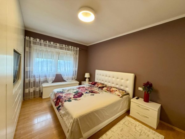 Tirane, jepet me qera apartament 1+1+Ballkon Kati 4, 67 m² 600 € (Kopshti Botanik)