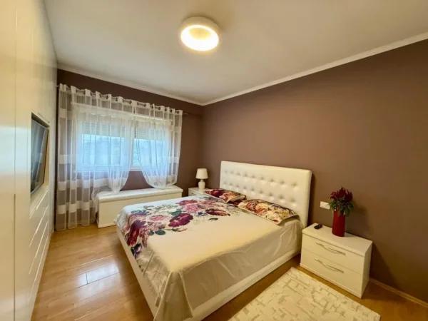 Tirane, jepet me qera apartament 1+1+Ballkon Kati 4, 67 m² 600 € (Kopshti Botanik)