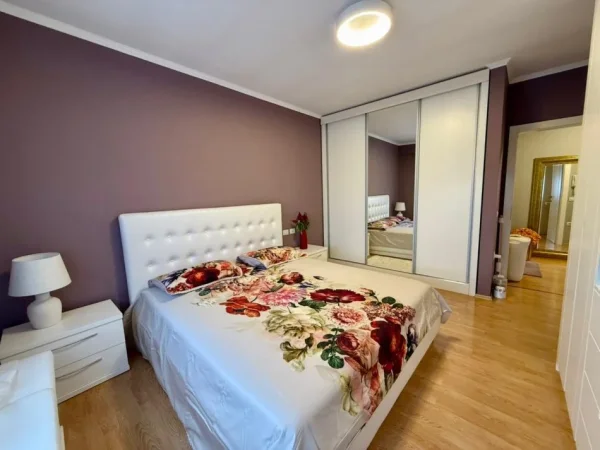 Tirane, jepet me qera apartament 1+1+Ballkon Kati 4, 67 m² 600 € (Kopshti Botanik)