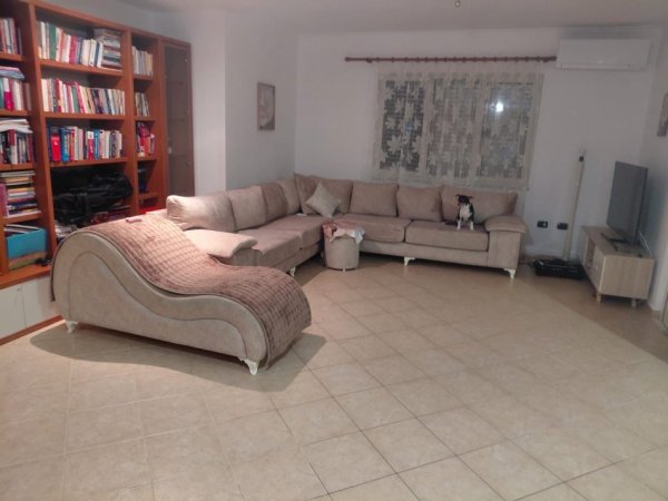Tirane, jepet me qera apartament 2+1 Kati 4, 128 m² 800 € (LIQENI ARTIFICIAL)