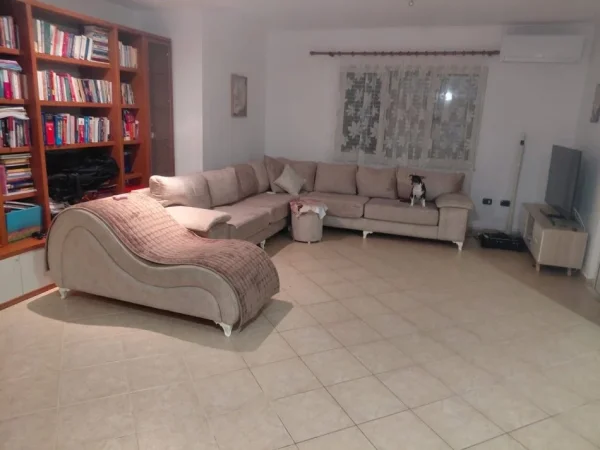 Tirane, jepet me qera apartament 2+1 Kati 4, 128 m² 800 € (LIQENI ARTIFICIAL)