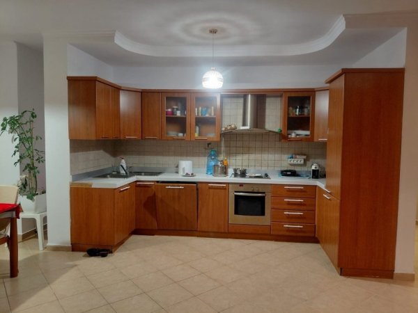 Tirane, jepet me qera apartament 2+1 Kati 4, 128 m² 800 € (LIQENI ARTIFICIAL)