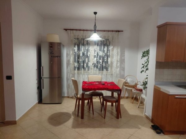 Tirane, jepet me qera apartament 2+1 Kati 4, 128 m² 800 € (LIQENI ARTIFICIAL)