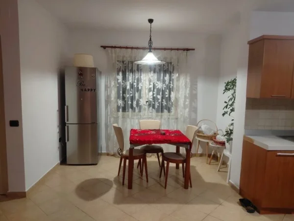 Tirane, jepet me qera apartament 2+1 Kati 4, 128 m² 800 € (LIQENI ARTIFICIAL)