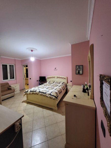 Tirane, jepet me qera apartament 2+1 Kati 4, 128 m² 800 € (LIQENI ARTIFICIAL)