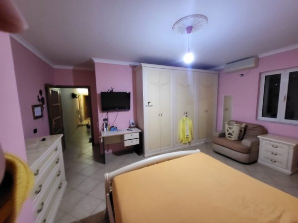 Tirane, jepet me qera apartament 2+1 Kati 4, 128 m² 800 € (LIQENI ARTIFICIAL)