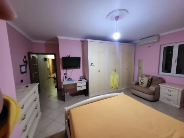 Tirane, jepet me qera apartament 2+1 Kati 4, 128 m² 800 € (LIQENI ARTIFICIAL)