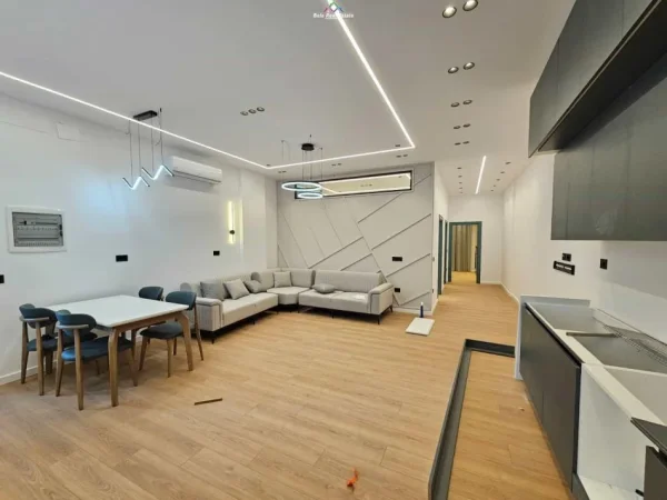 Tirane, jepet me qera apartament 2+1 Kati 1, 85 m² 900 € (kodra diellit)