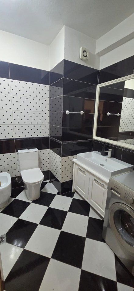 Tirane, jepet me qera apartament 3+1 Kati 1, 120 m² 700 € (FROSINA PLAKU)