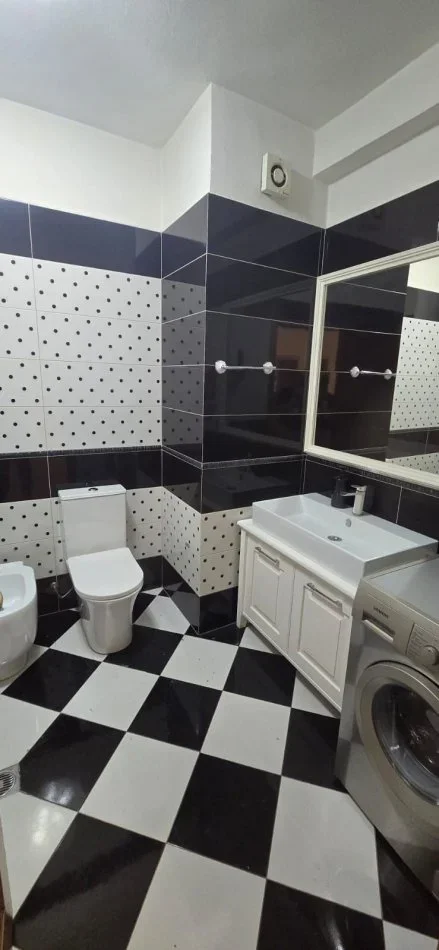 Tirane, jepet me qera apartament 3+1 Kati 1, 120 m² 700 € (FROSINA PLAKU)