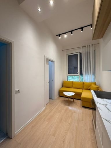 Tirane, jepet me qera apartament 1+1 Kati 0, 45 m² 500 € (tek 21 Dhjetori, Kompleksi Kontakt.)