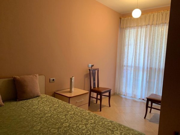 Tirane, jepet me qera apartament 3+1 Kati 4, 132 m² 800 € (ZOGU I ZI)