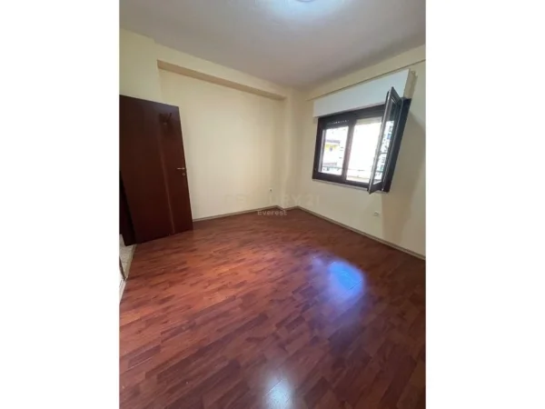 Tirane, jepet me qera apartament 2+1+Ballkon Kati 4, 120 m² 750 € (KOMUNA E PARISIT)
