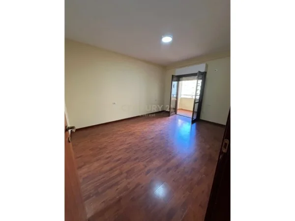 Tirane, jepet me qera apartament 2+1+Ballkon Kati 4, 120 m² 750 € (KOMUNA E PARISIT)