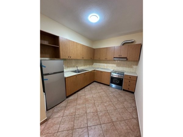 Tirane, jepet me qera apartament 2+1+Ballkon Kati 4, 120 m² 750 € (KOMUNA E PARISIT)