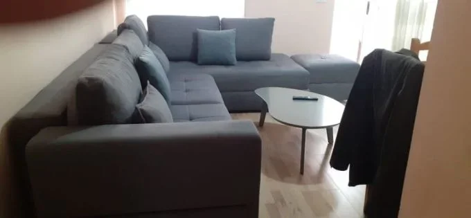 Tirane, jepet me qera apartament 2+1+Ballkon Kati 3, 600 € (tek Komuna e Parisit, prane Kristal Center.)