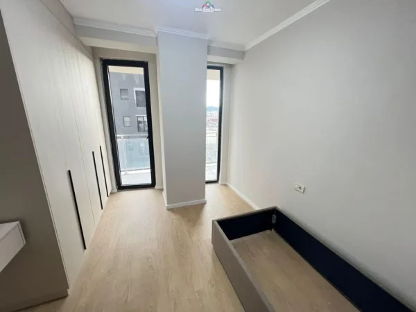 Tirane, jepet me qera apartament 2+1 Kati 5, 100 m² 1.000 € (mine peza)
