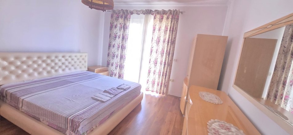 Tirane, jepet me qera apartament 3+1+Aneks+Ballkon Kati 1, 120 m² 700 € (21 Dhjetori, Rruga Frosina Plaku)
