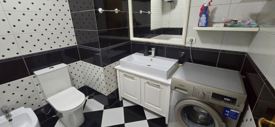 Tirane, jepet me qera apartament 3+1+Aneks+Ballkon Kati 1, 120 m² 700 € (21 Dhjetori, Rruga Frosina Plaku)