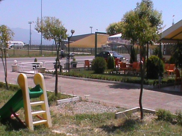 Tirane, shes ambjent biznesi Kati 1, 1.000 m² 1.500.000 € (aeroport Rinas)