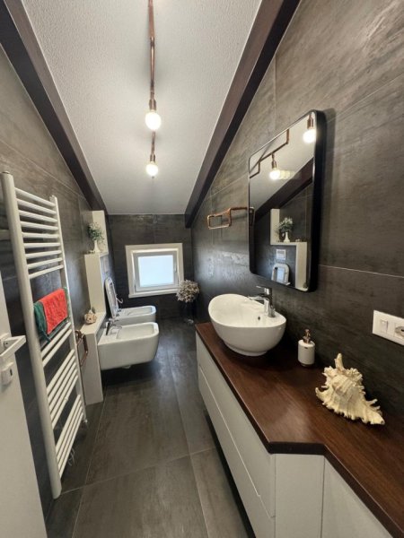 Tirane, jepet me qera apartament+verande | Penthouse 3+1+Aneks+Ballkon Kati 3, 250 m² 2.200 € (TEG)