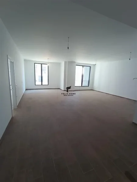 Tirane, jepet me qera zyre Kati 1, 140 m² 950 € (PORCELANI)