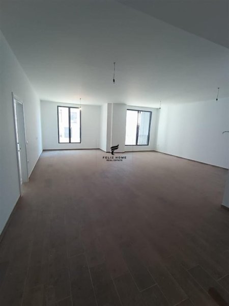 Tirane, jepet me qera zyre Kati 1, 140 m² 950 € (PORCELANI)