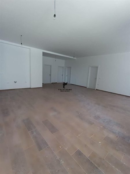 Tirane, jepet me qera zyre Kati 1, 140 m² 950 € (PORCELANI)