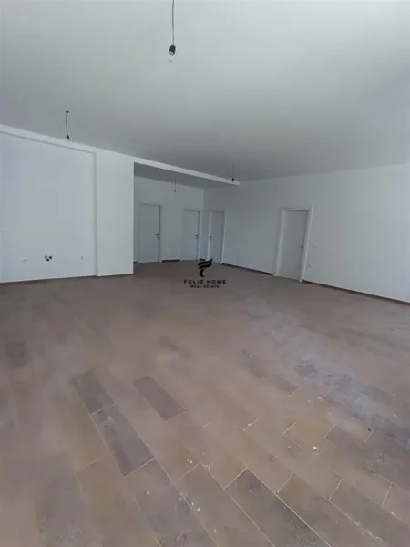 Tirane, jepet me qera zyre Kati 1, 140 m² 950 € (PORCELANI)