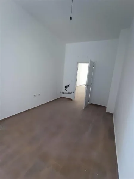Tirane, jepet me qera zyre Kati 1, 140 m² 950 € (PORCELANI)
