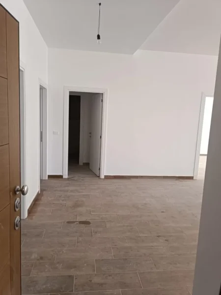 Tirane, jepet me qera ambjent biznesi Kati 1, 140 m² 900 € (oxhaku)