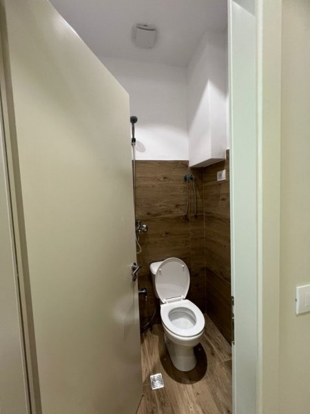 Tirane, jepet me qera ambjent biznesi Kati 1, 33 m² 400 € (myslym shyri)