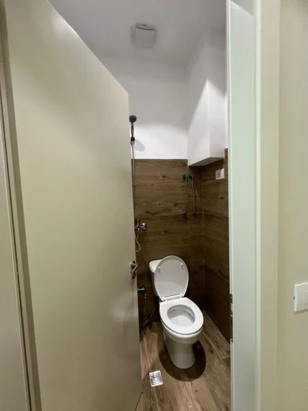 Tirane, jepet me qera ambjent biznesi Kati 1, 33 m² 400 € (myslym shyri)