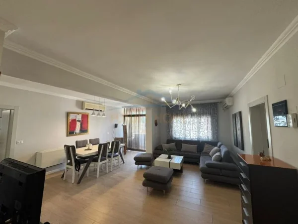Tirane, jepet me qera apartament 3+1+Ballkon Kati 6, 125 m² 1.100 € (Qender)