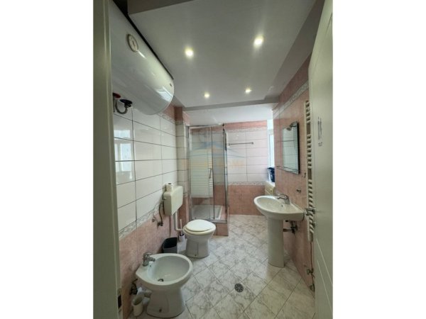 Tirane, jepet me qera apartament 3+1+Ballkon Kati 6, 125 m² 1.100 € (Qender)