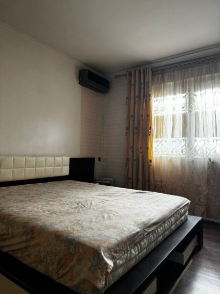 Tirane, jepet me qera apartament 2+1+Ballkon Kati 3, 500 € (Rruga Irfan Tomini Pallati 22 H2 AP. 9)